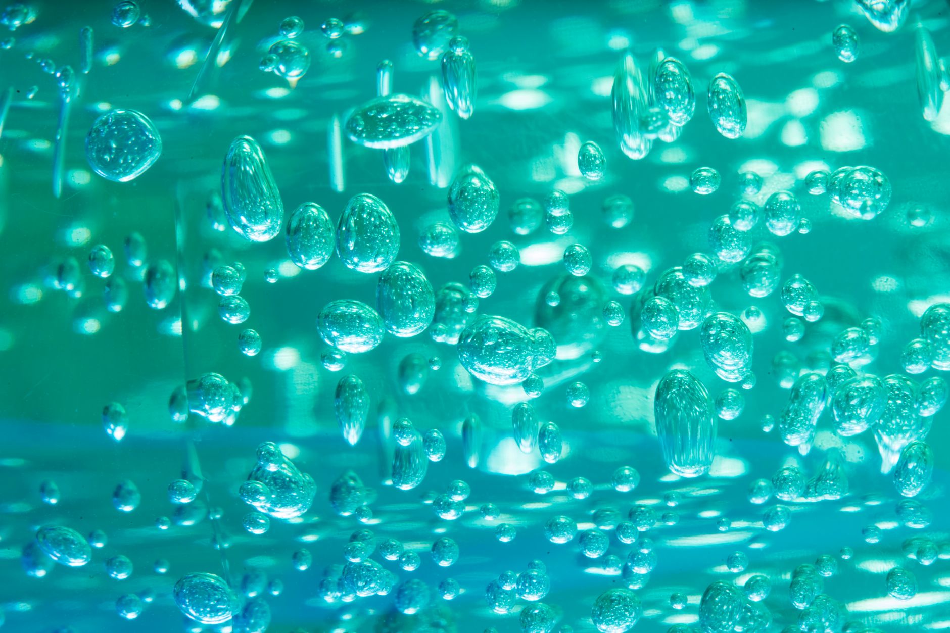 리브리더를 착용하고 거품 없이 수중을 유영하는 다이버 — Photo via Pexels (pexels.com), Free to use