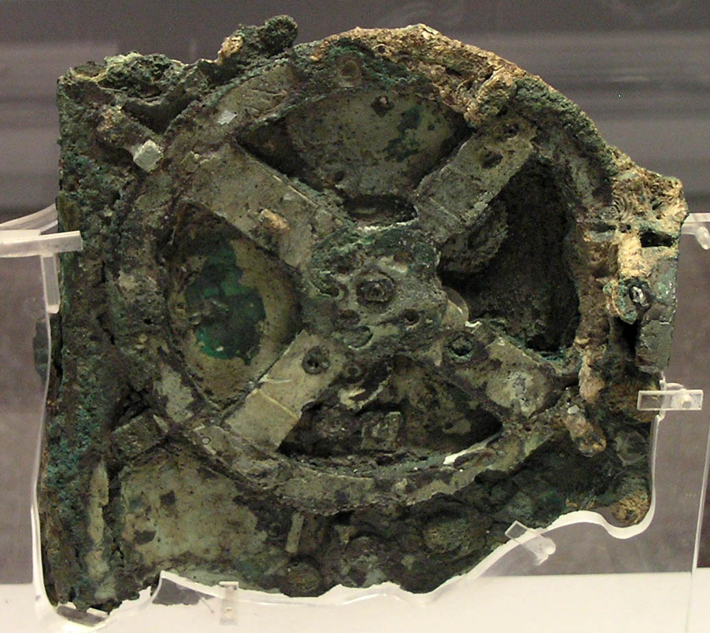 안티키테라 기계의 청동 기어 조각 — via Wikimedia Commons