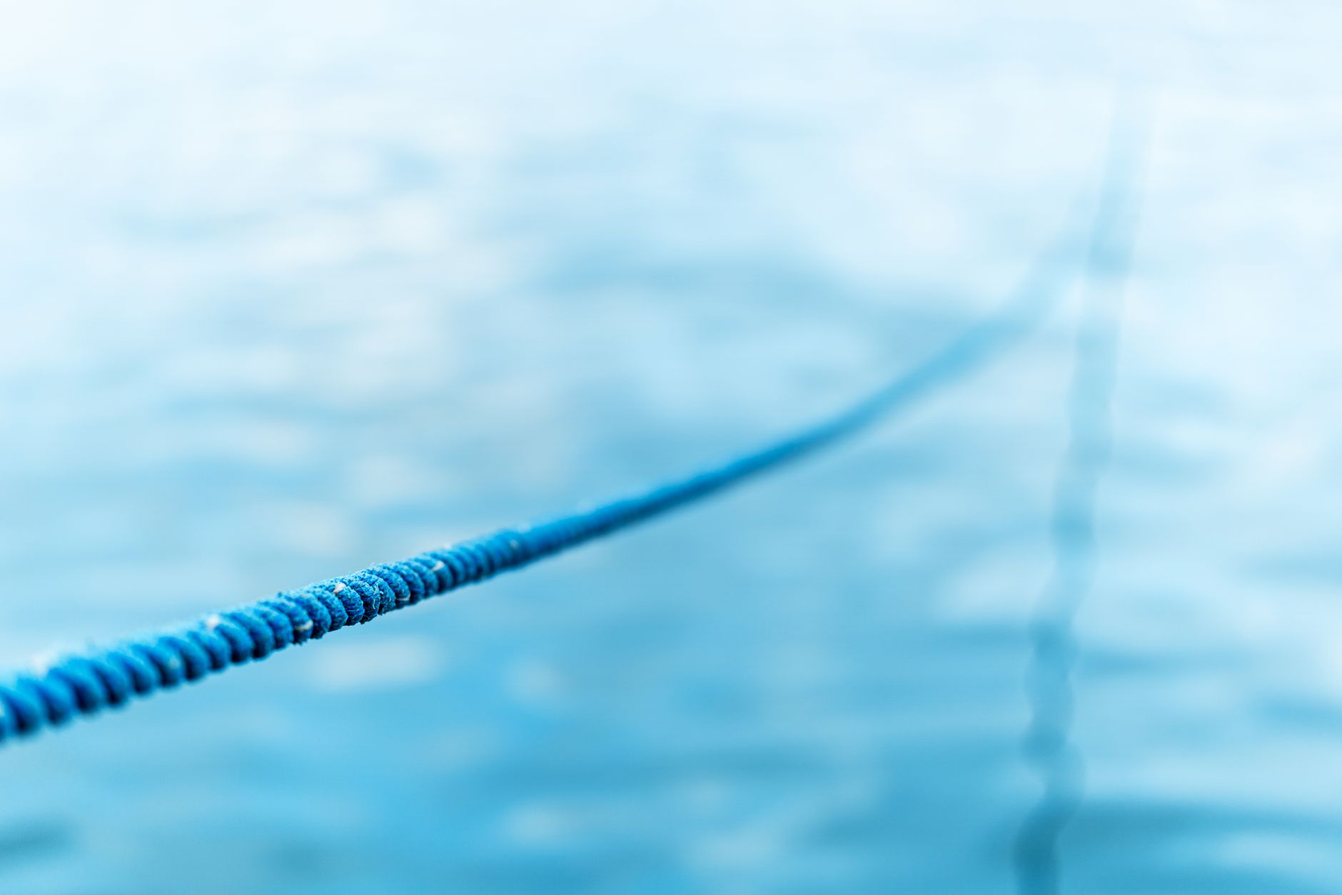 깊고 푸른 바다로 하강하는 프리다이버 — Photo via Pexels (pexels.com), Free to use