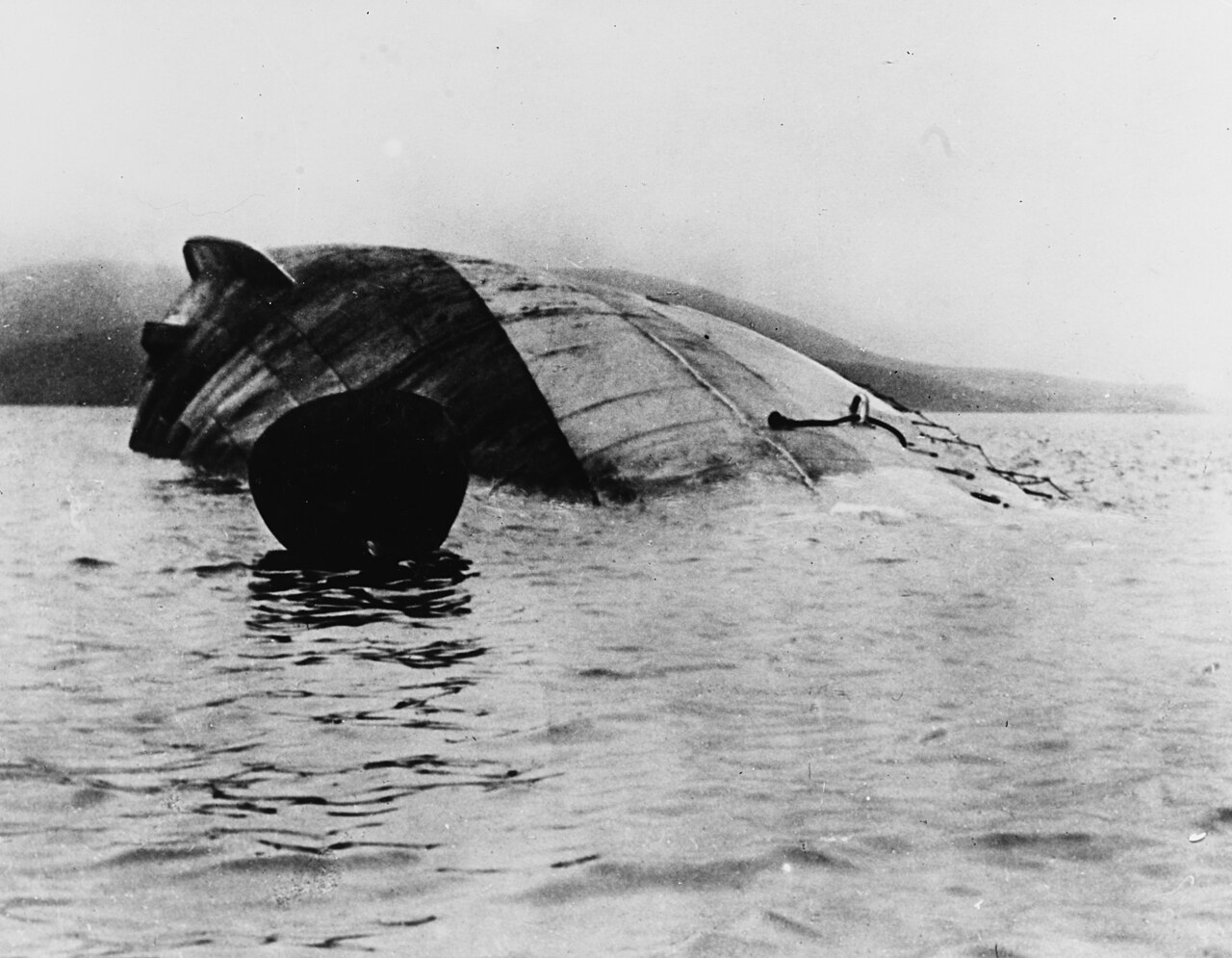 1919년 스캐파 플로에서 자침해 뒤집힌 독일 순양전함 자이틀리츠 — Wikimedia Commons